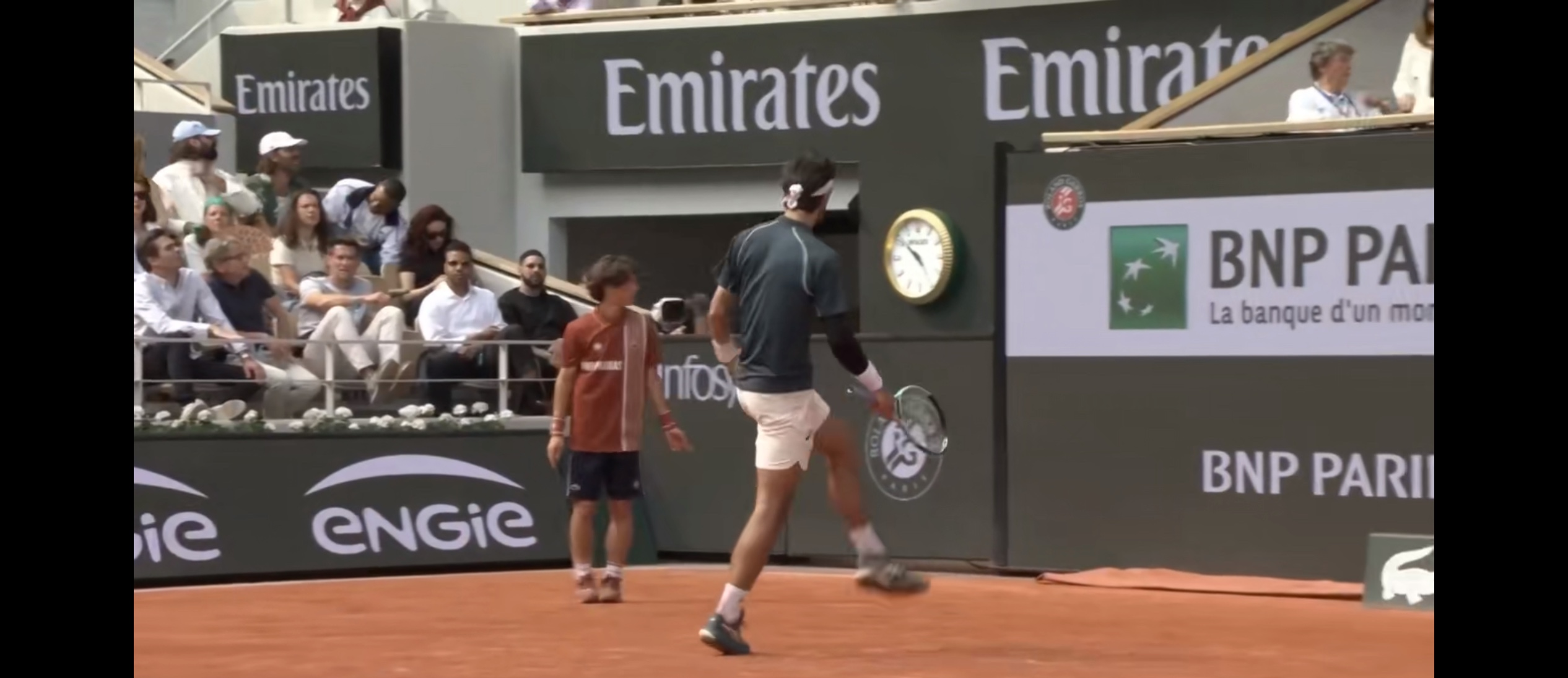 关于美国网球队鏖战日本网球队，费德勒完成帽子戏法的信息